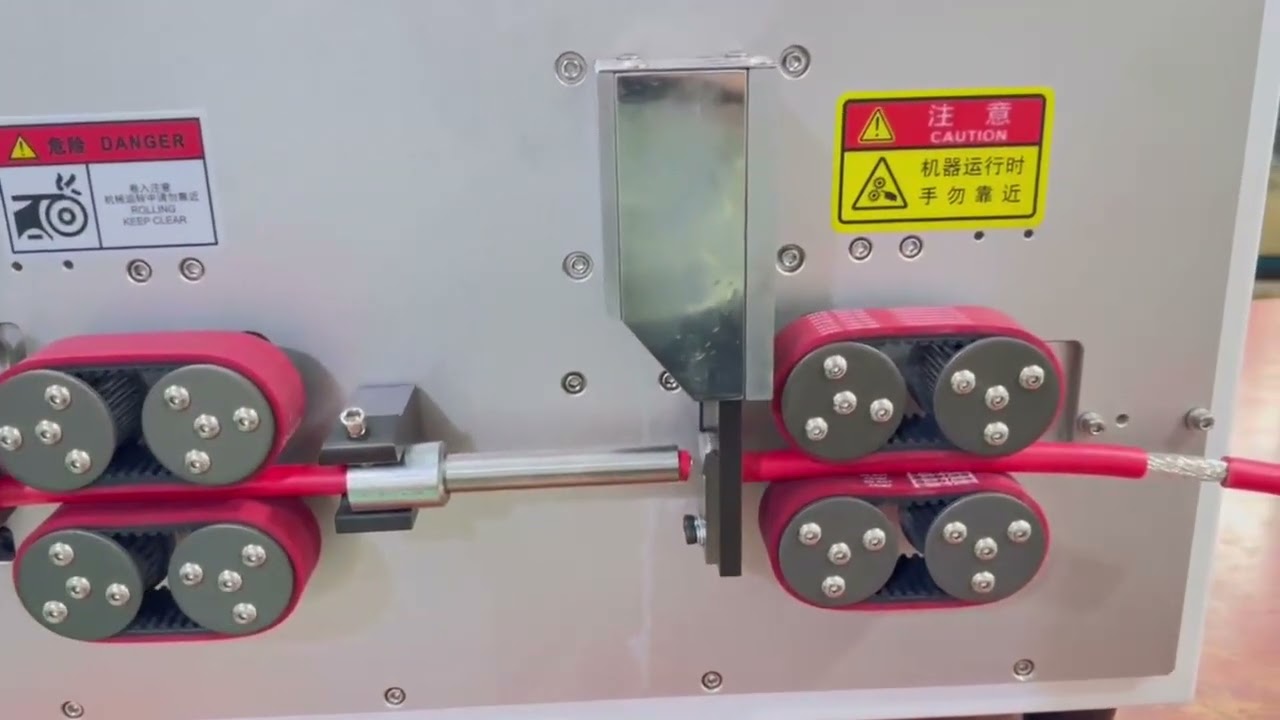 Fullautomatisk kabelavskalningsmaskin – kapar och skalar kablar upp till 35 mm² (verklig film)