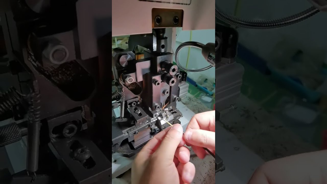 Horisontell pekskärmsavskalnings- och crimpmaskin – verklig arbetsbild #fabrik #maskin