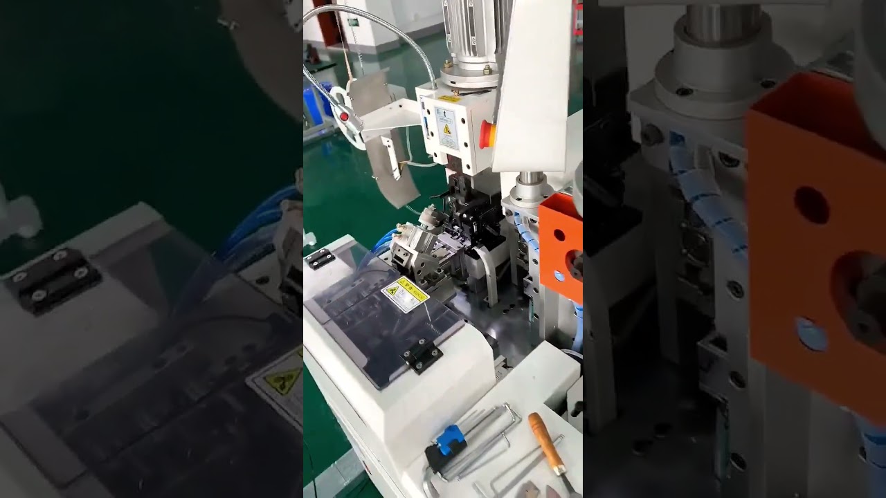Helautomatisk dubbelhuvudskrympmaskin i drift – verklig bild från fabriken
