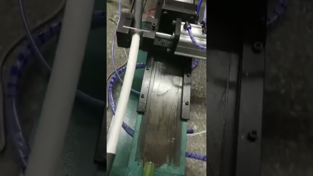 Pneumatisk avisoleringsmaskin i verklig drift – video av kabelbearbetningsutrustning #fabrik #maskin